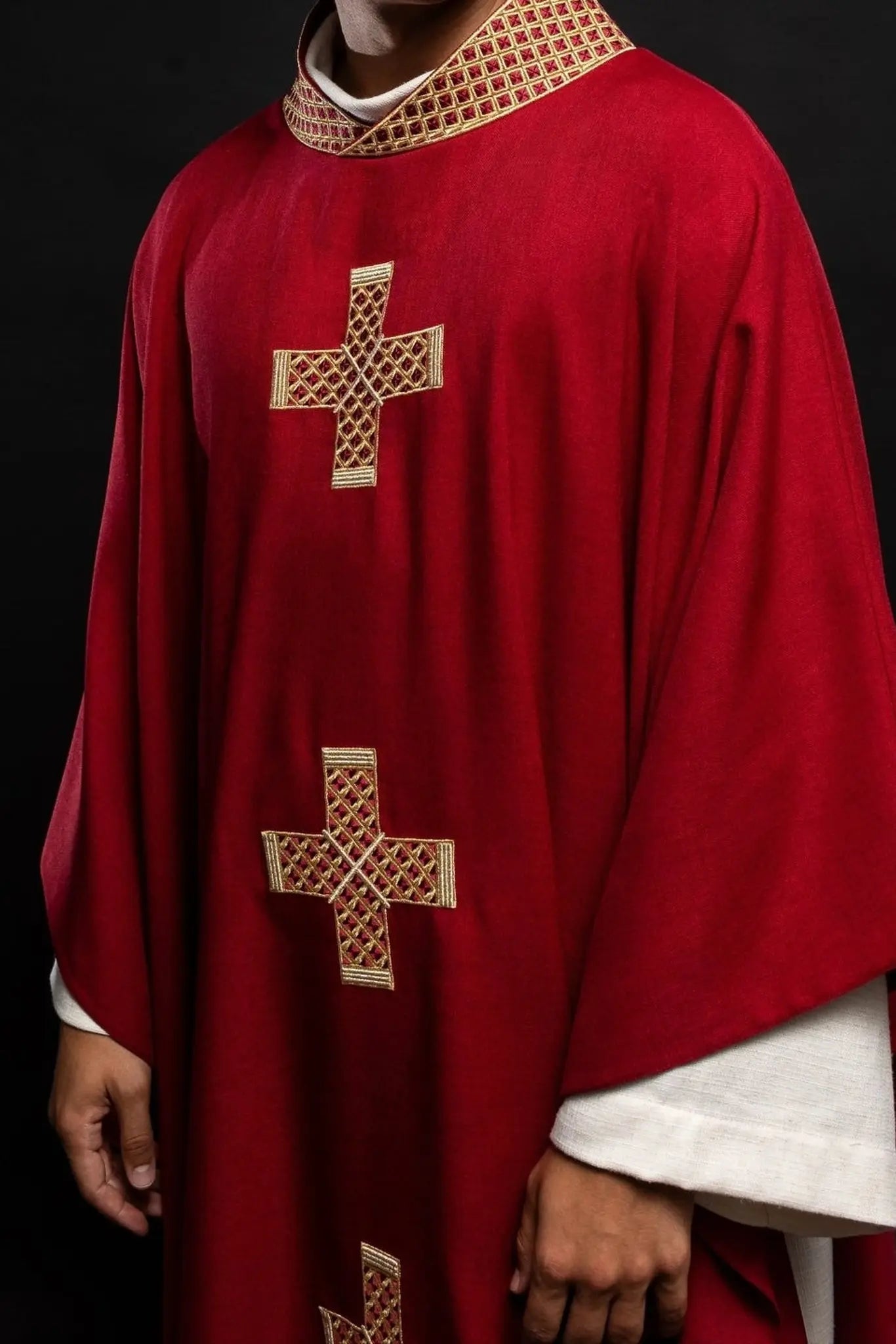 Casulla roja con cruces bordadas y cuello