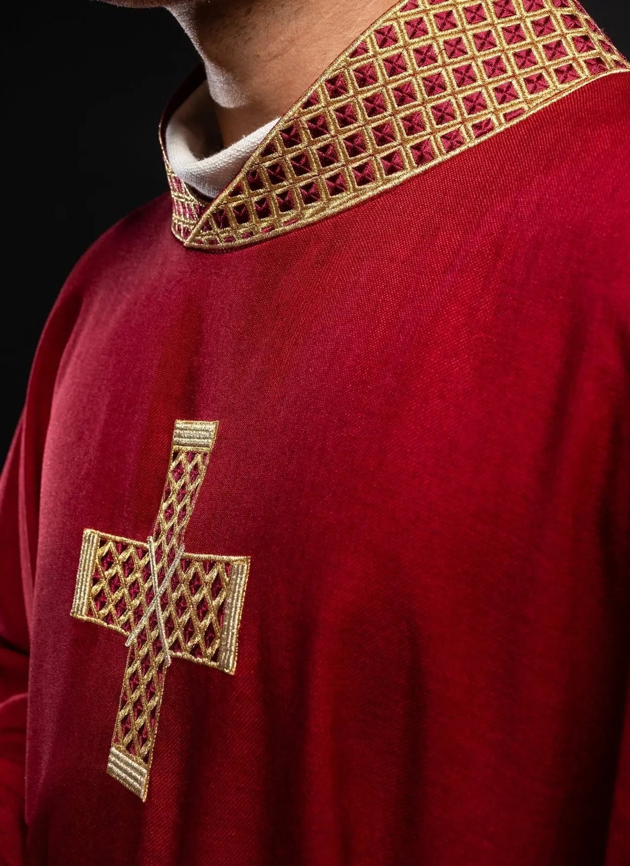 Casulla roja con cruces bordadas y cuello