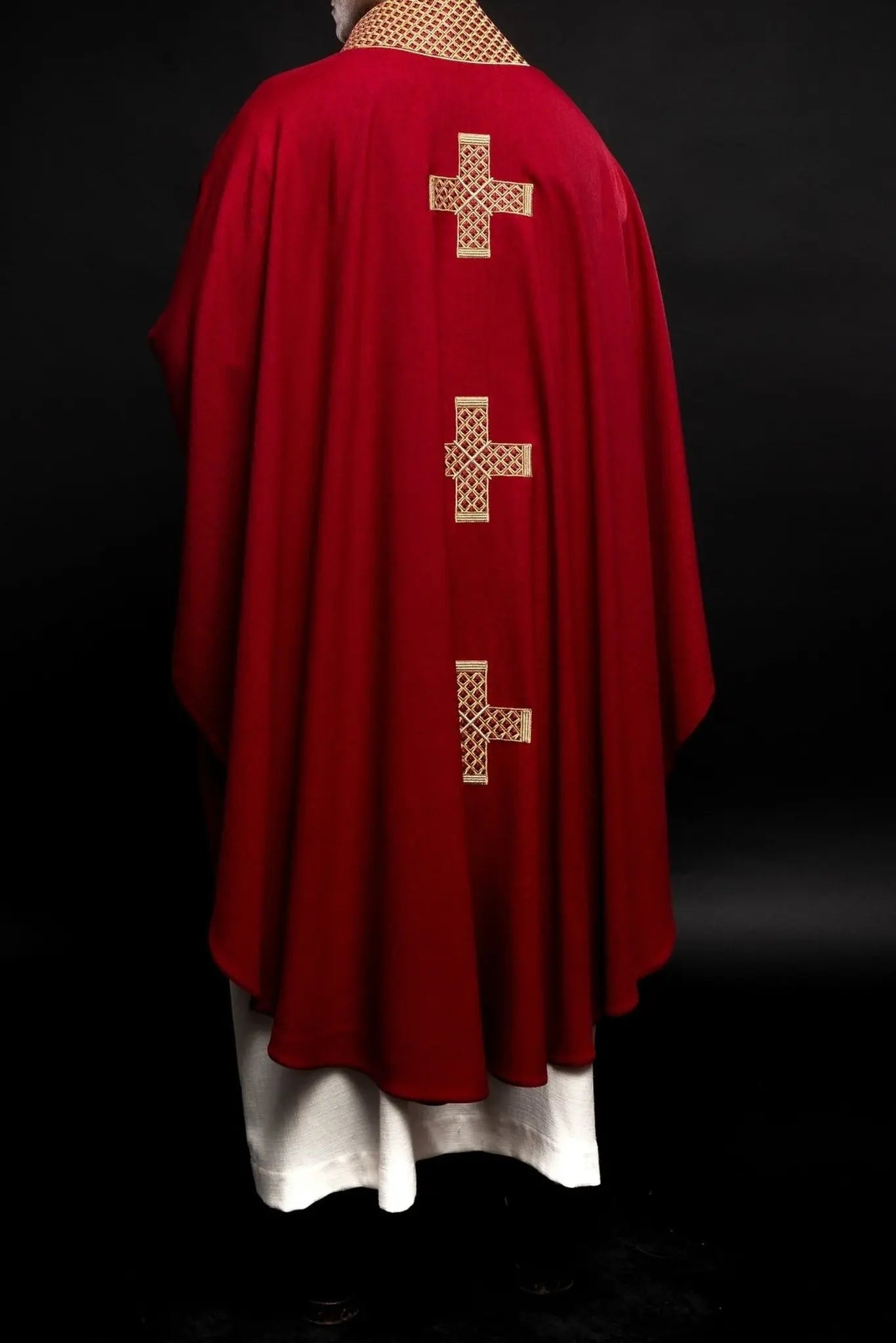 Casulla roja con cruces bordadas y cuello