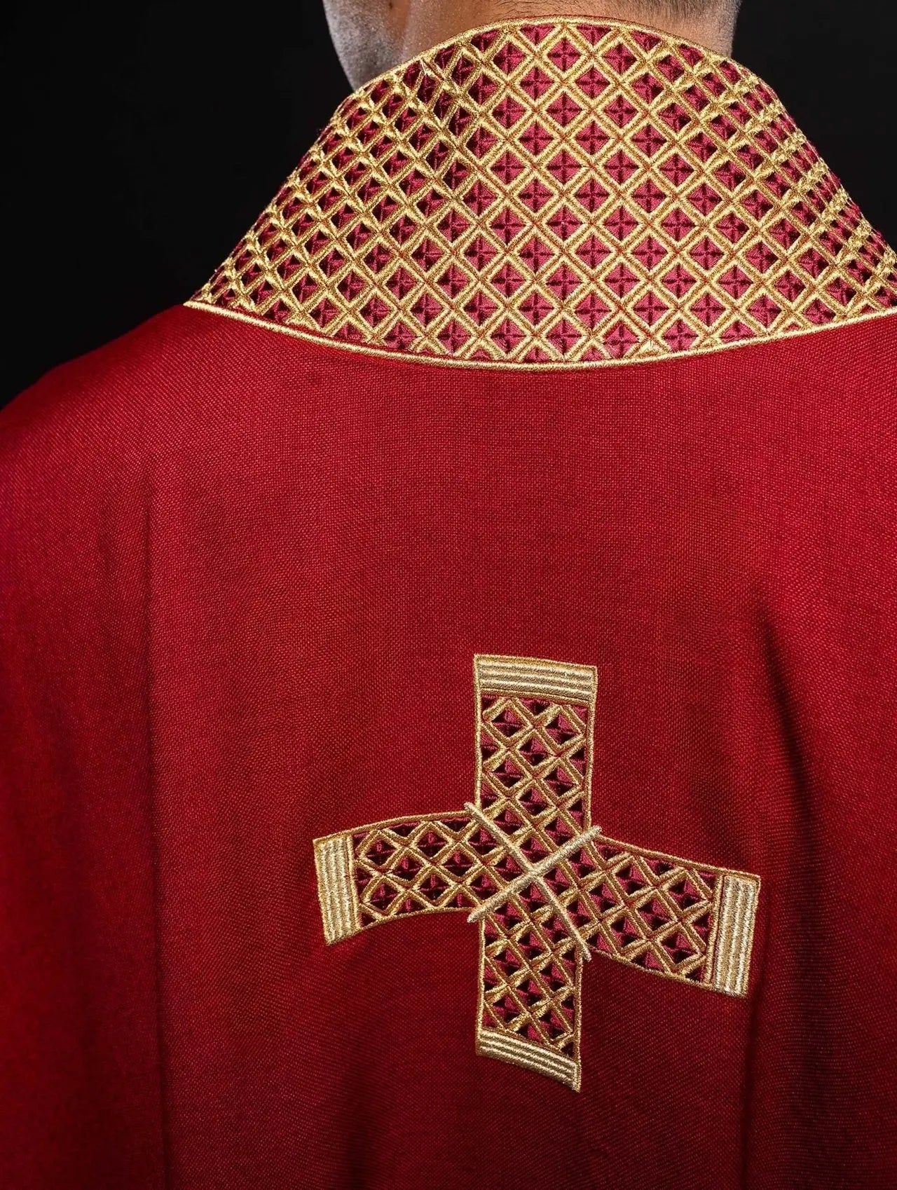 Casulla roja con cruces bordadas y cuello