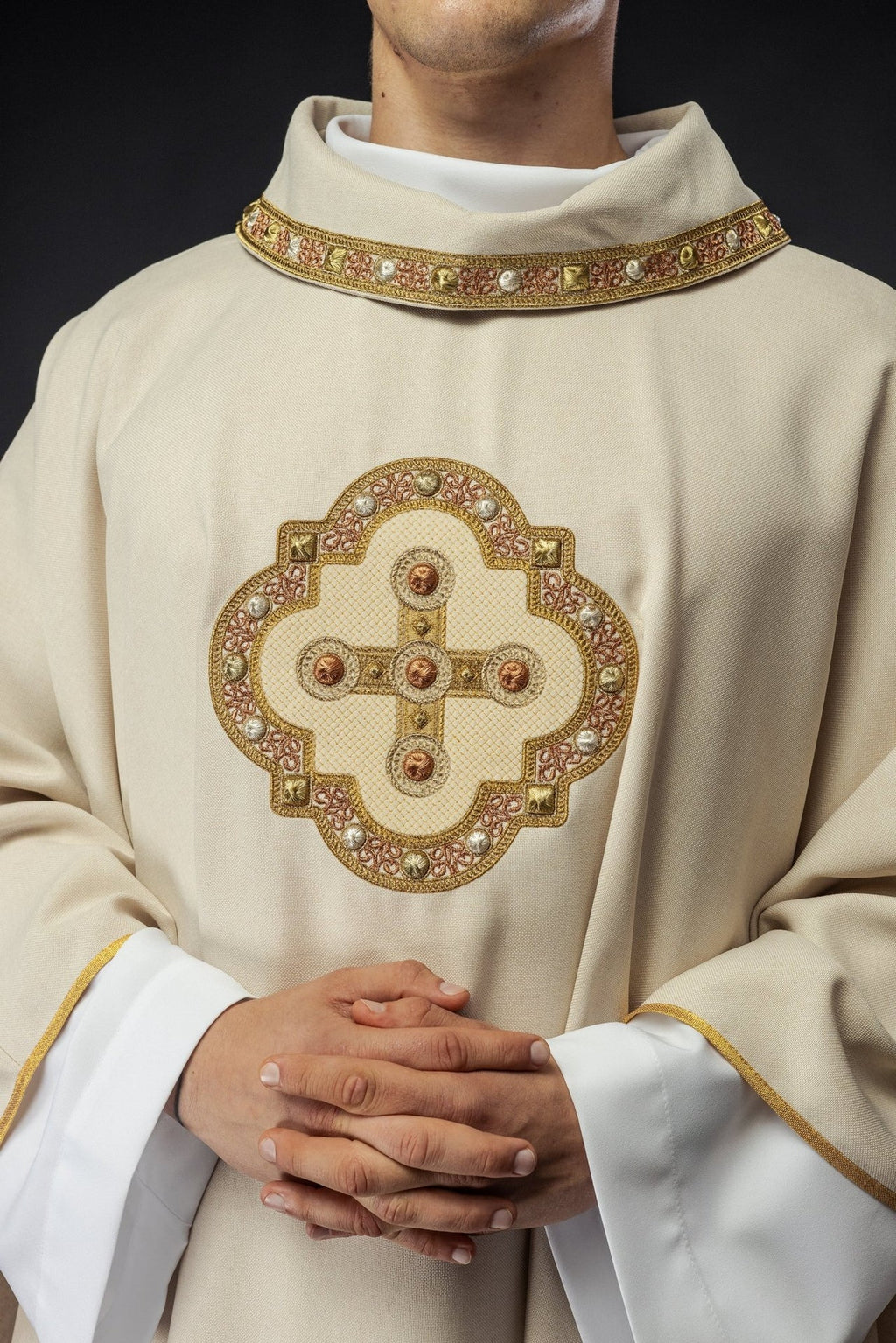 Ornat w kolorze ecru z haftowaną lamówką na kołnierzu i wokół haftu krzyża