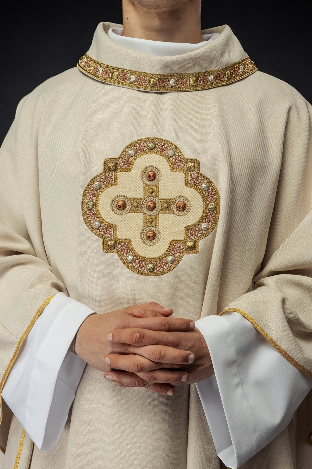 Ornat w kolorze ecru z haftowaną lamówką na kołnierzu i wokół haftu krzyża