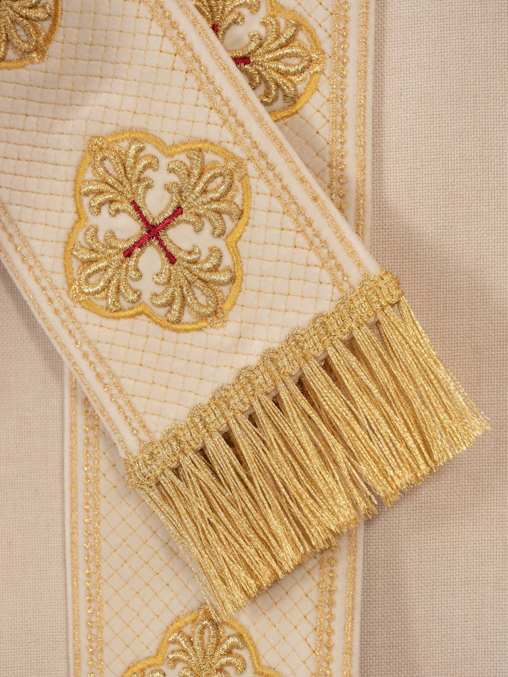 Ornat w kolorze ecru z haftowanym pasem i kołnierzem w krzyże