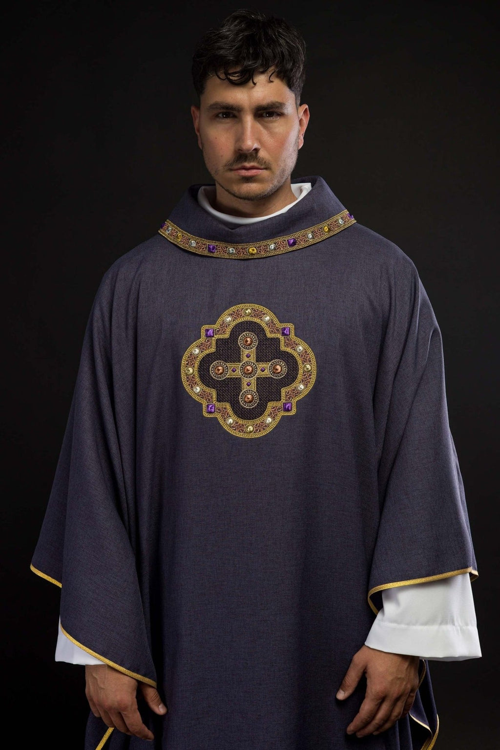 Ornat w kolorze fioletowym z haftowaną lamówką na kołnierzu i wokół haftu krzyża