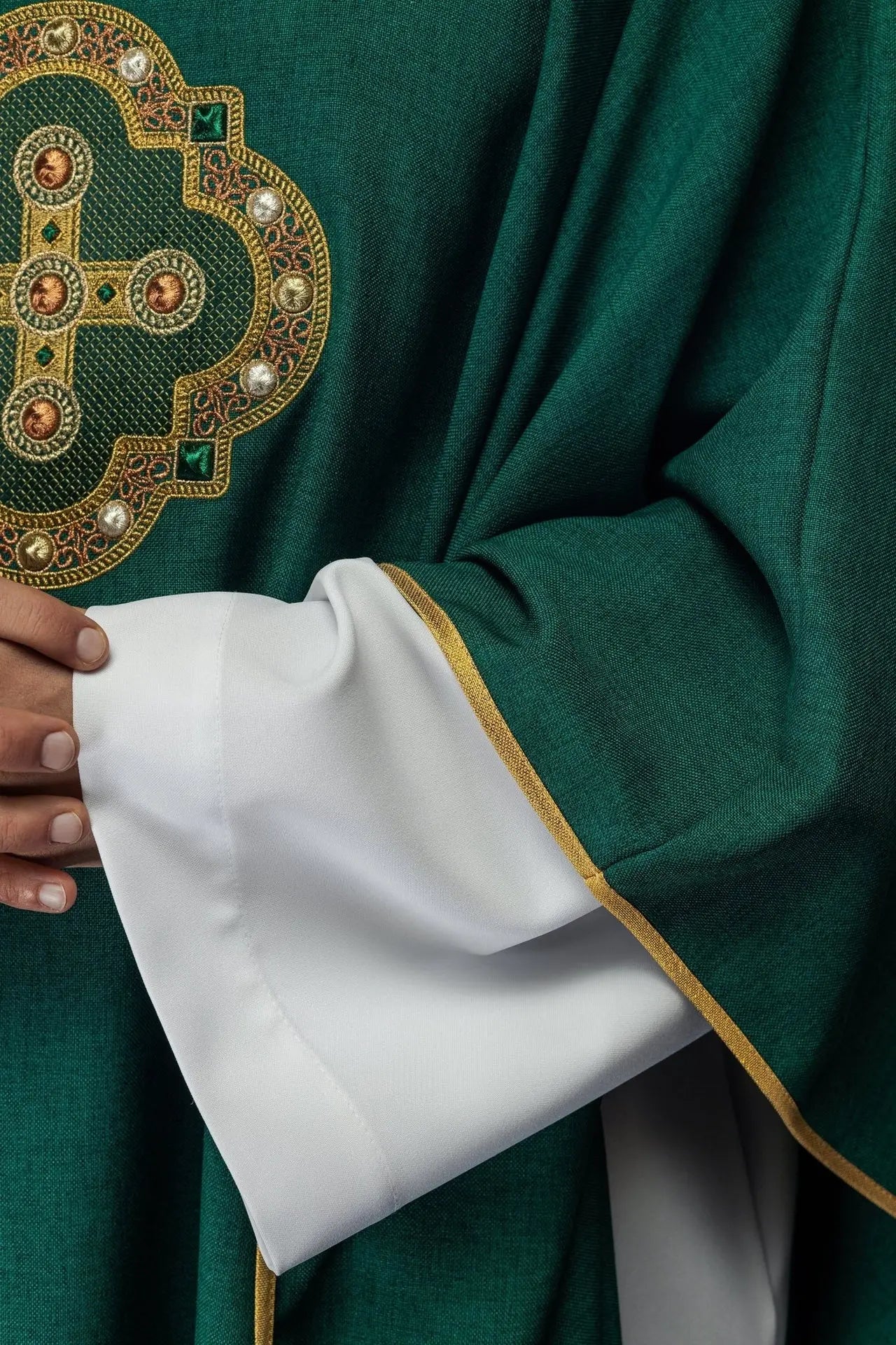 Chasuble in green with embroidered piping on the collar and around the embroidery of the cross