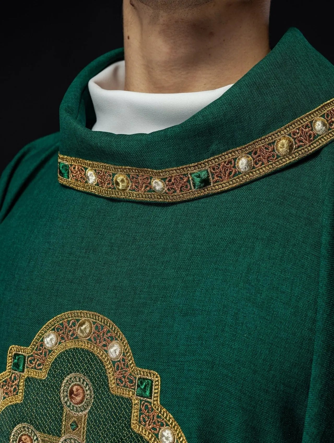 Chasuble in green with embroidered piping on the collar and around the embroidery of the cross