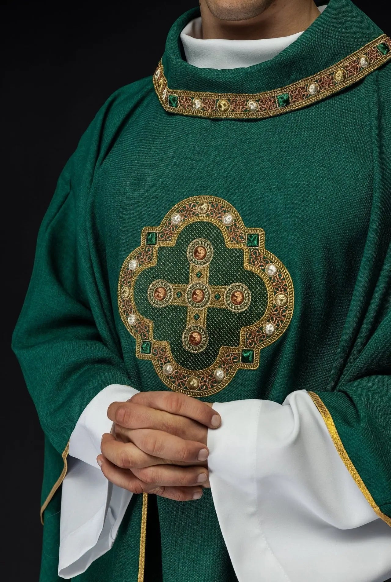 Chasuble in green with embroidered piping on the collar and around the embroidery of the cross