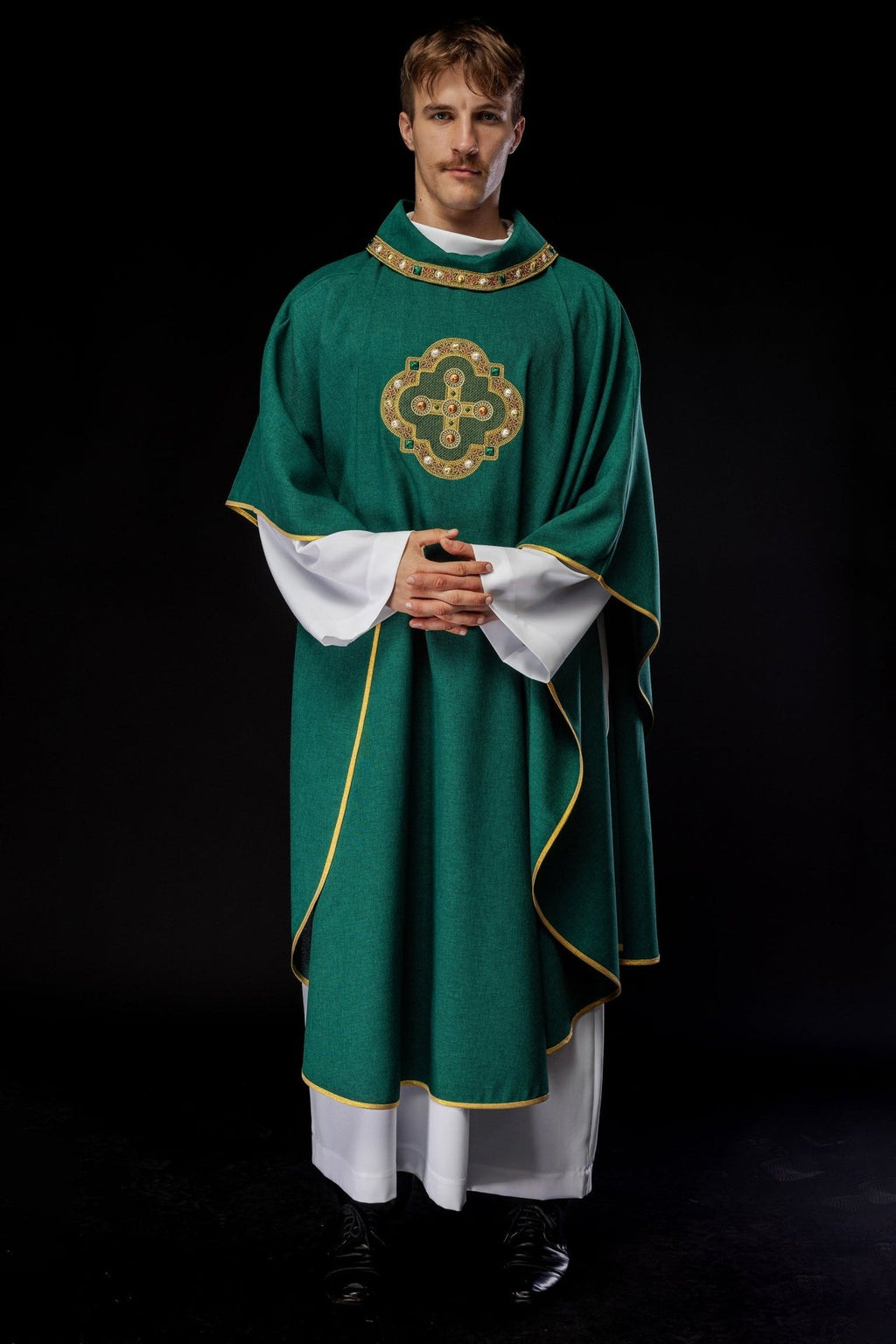 Ornat w kolorze zielonym z haftowaną lamówką na kołnierzu i wokół haftu krzyża