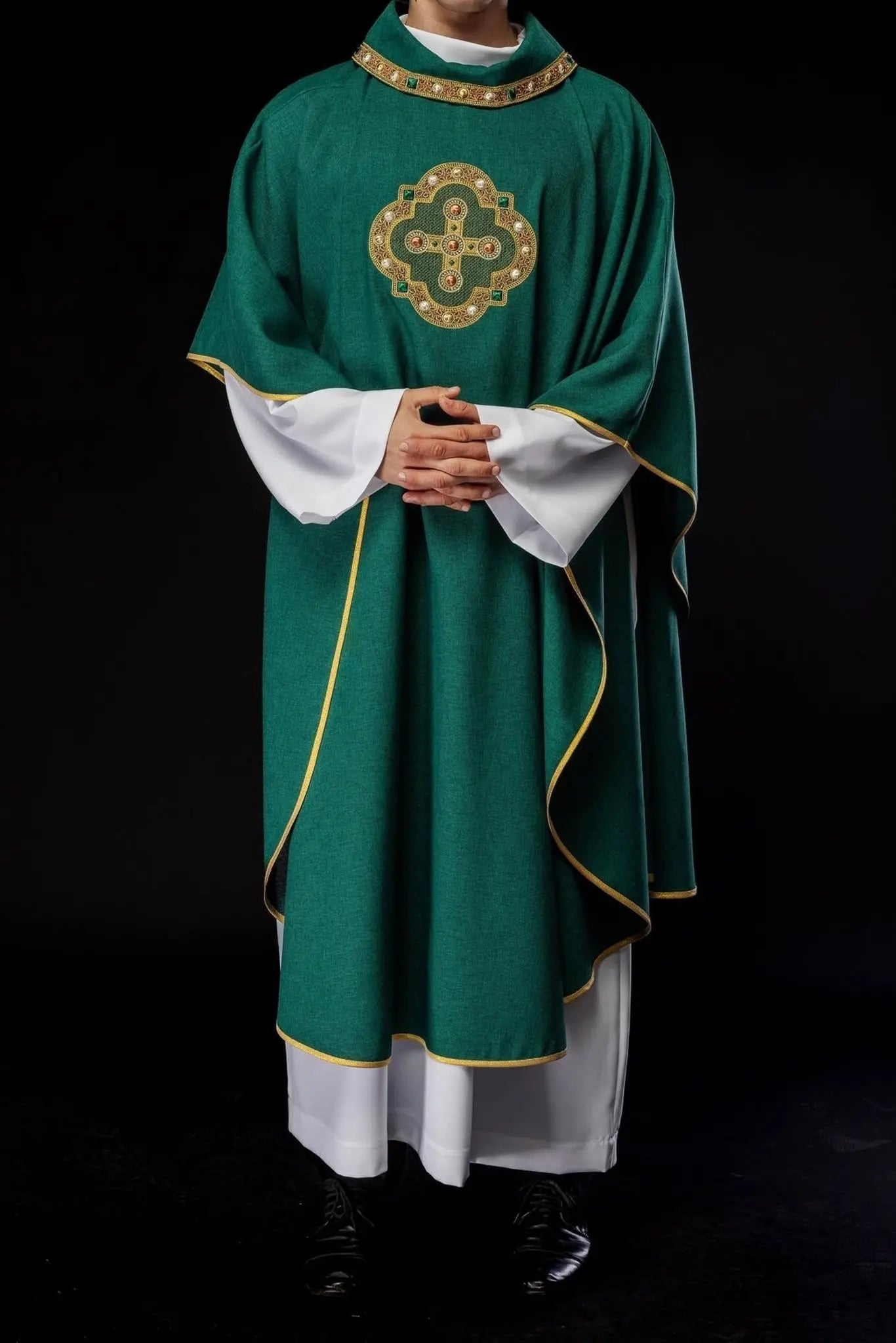 Chasuble in green with embroidered piping on the collar and around the embroidery of the cross