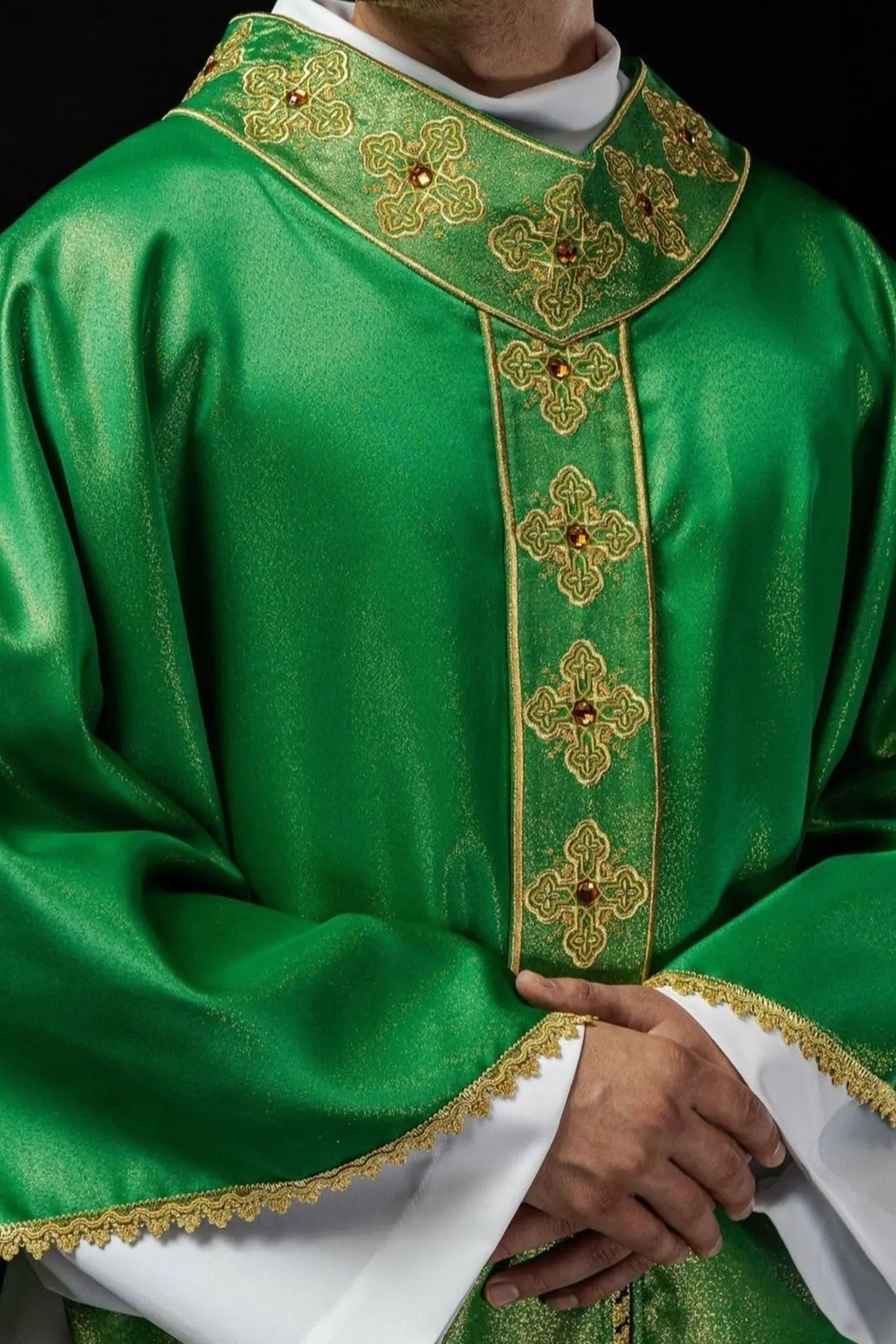 Casulla verde con cinturón bordado y cuello decorado con piedras