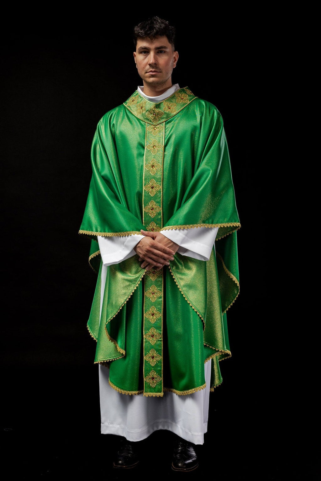 Ornat w kolorze zielonym z haftowanym pasem i kołnierzem ozdobiony kamieniami