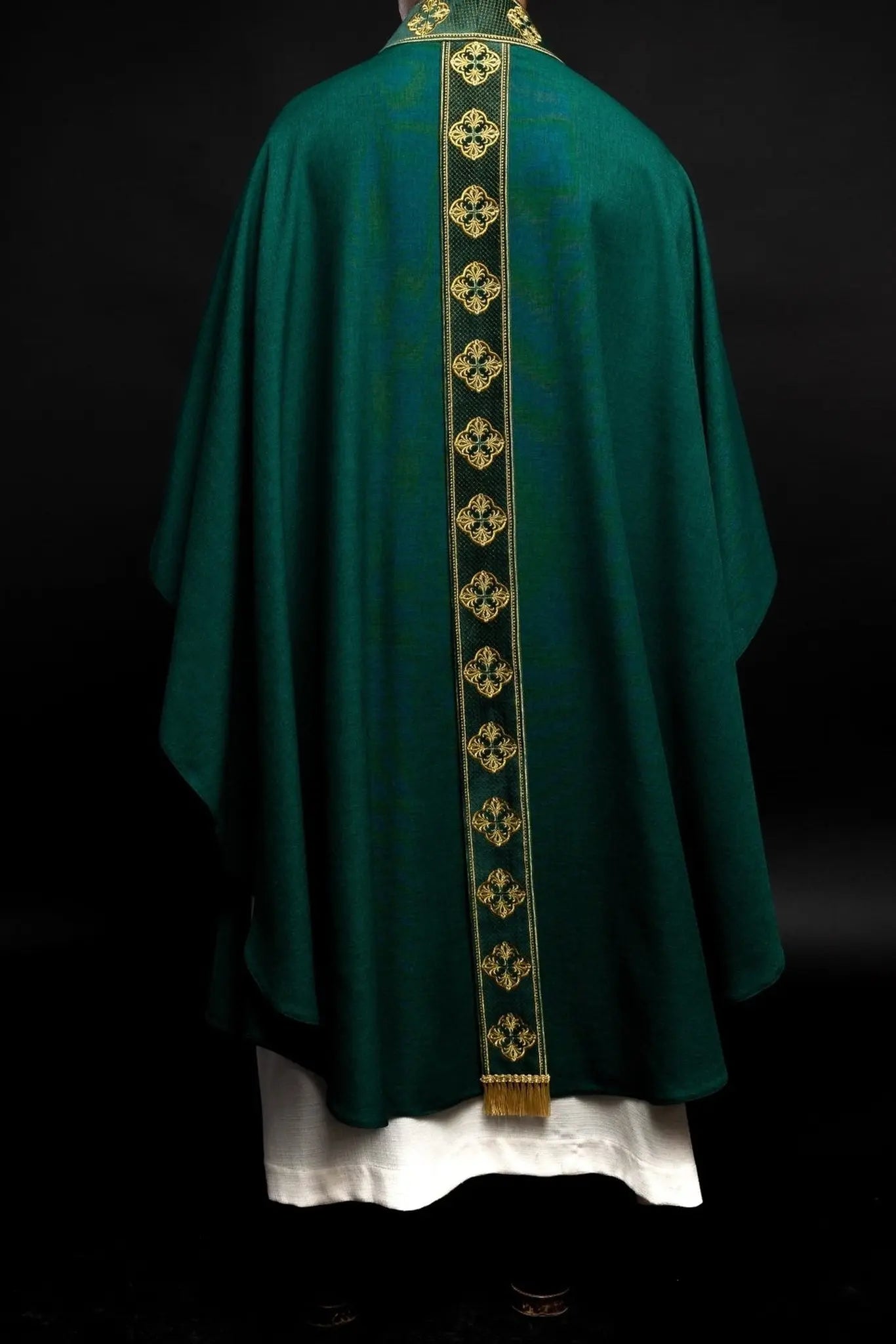 Casulla verde con cinturón bordado y cuello con cruz