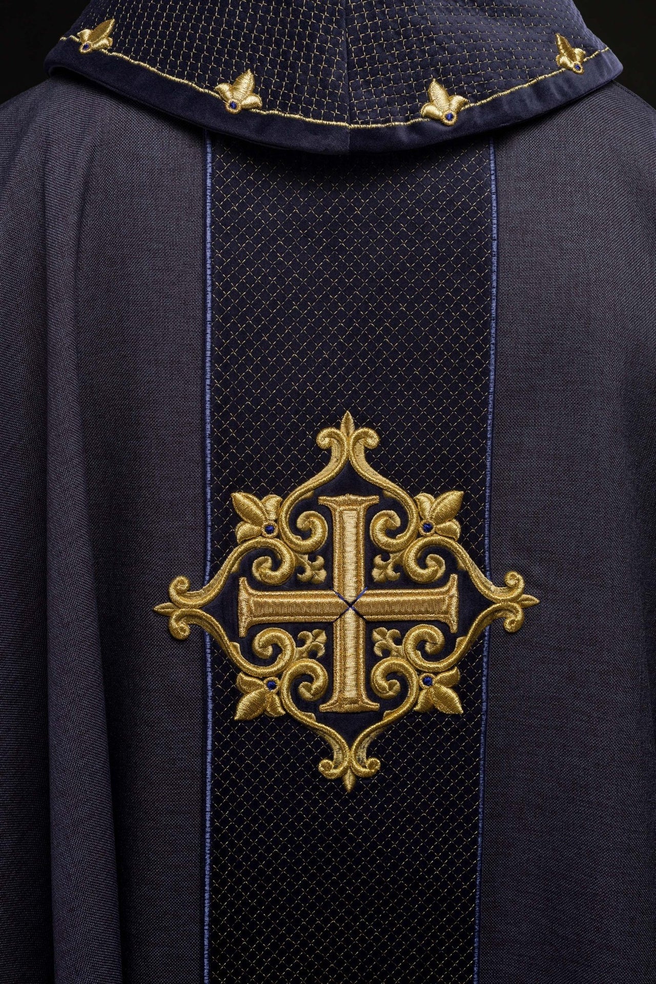 Ornat z aksamitnym fioletowym pasem i haftem krzyży