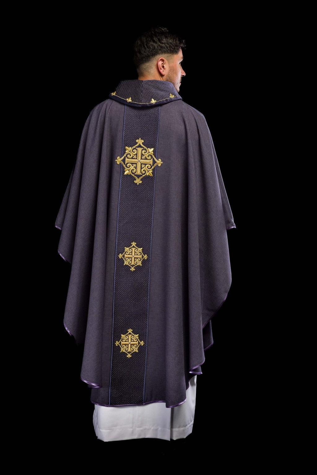 Ornat z aksamitnym fioletowym pasem i haftem krzyży