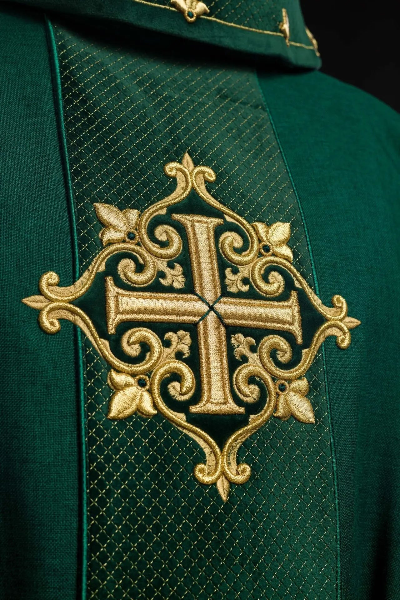 Casulla con cinturón de terciopelo verde y bordado de cruz