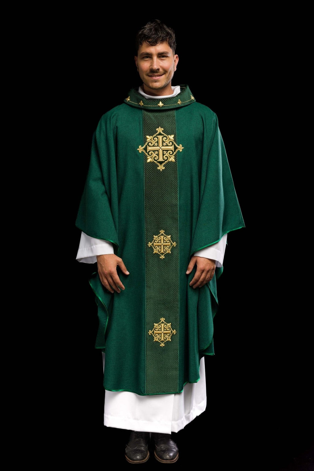 Ornat z aksamitnym zielonym pasem i haftem krzyży