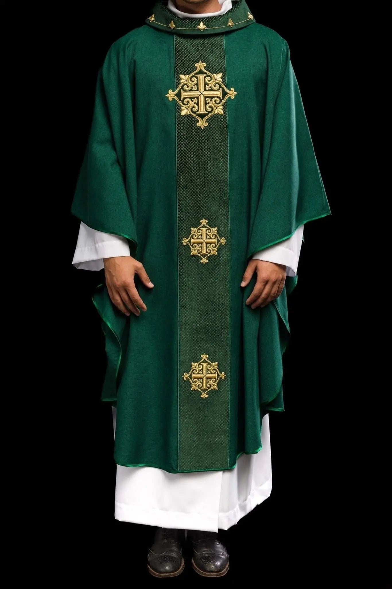 Casulla con cinturón de terciopelo verde y bordado de cruz
