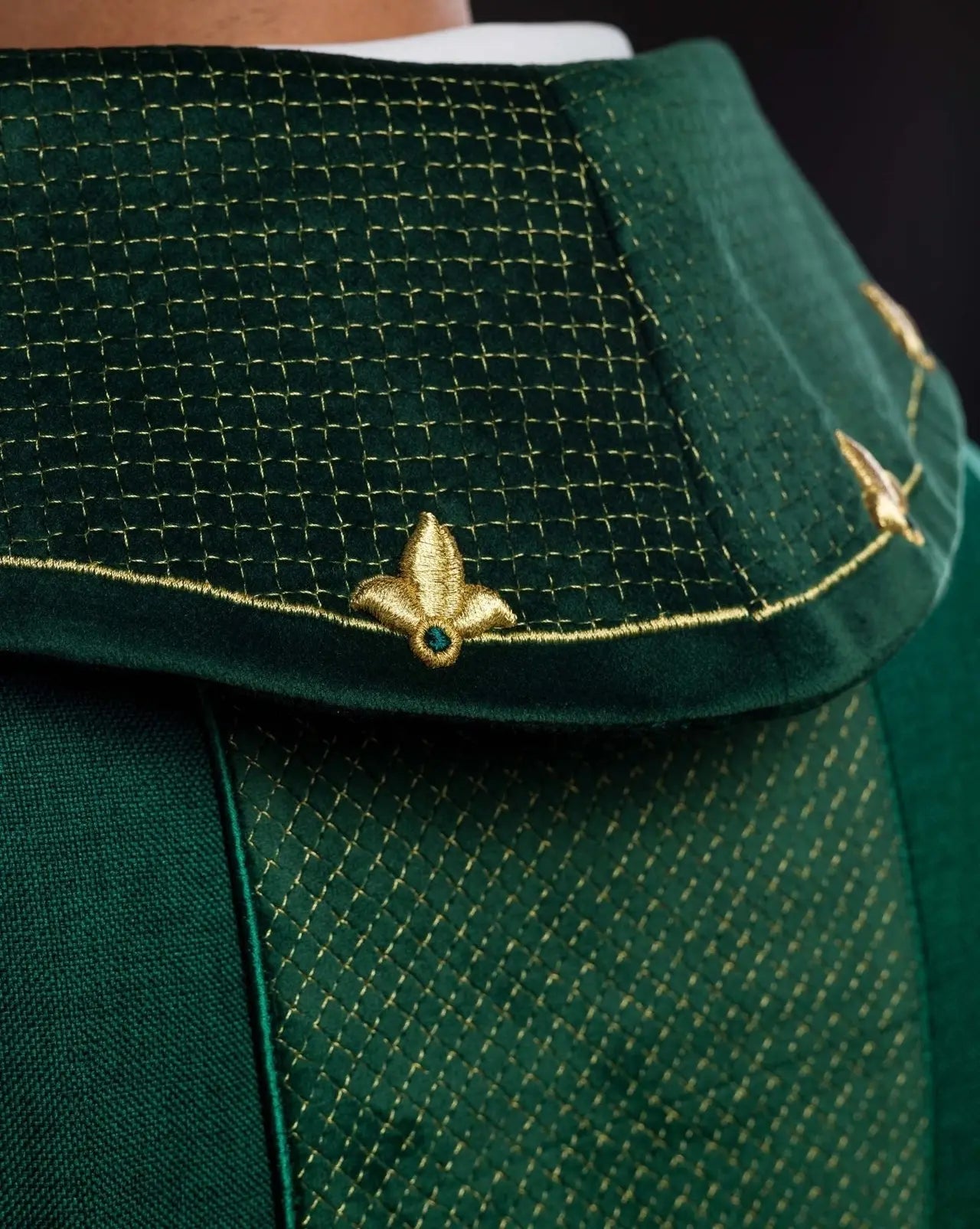 Casulla con cinturón de terciopelo verde y bordado de cruz