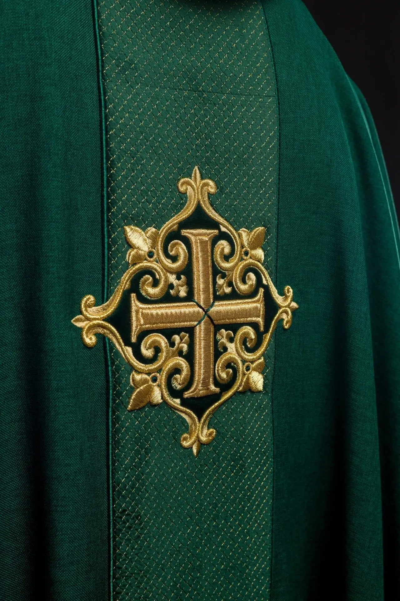 Casulla con cinturón de terciopelo verde y bordado de cruz