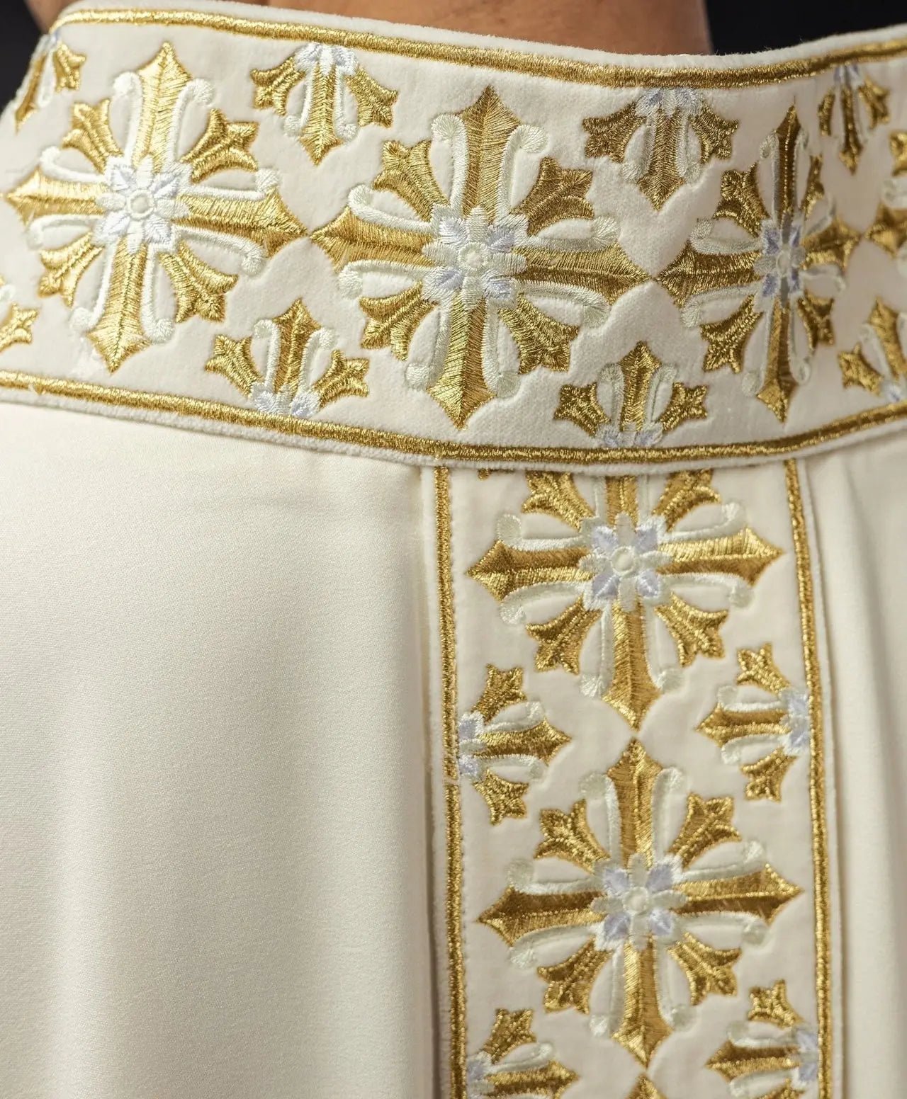 Casulla con bordado ecru brillante