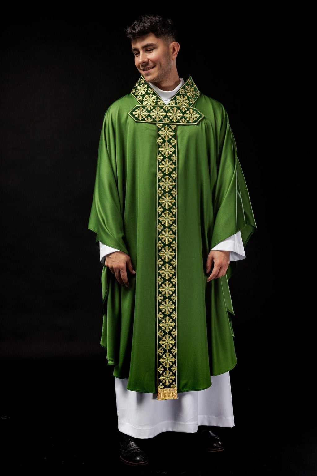 Ornat z błyszczącym haftem w kolorze zielonym