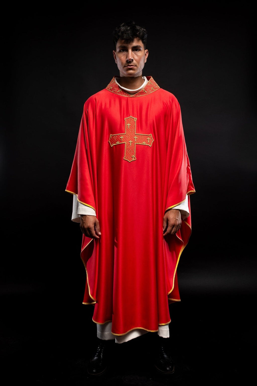 Ornat z bogato haftowanym krzyżem i kołnierzem w kolorze czerwonym