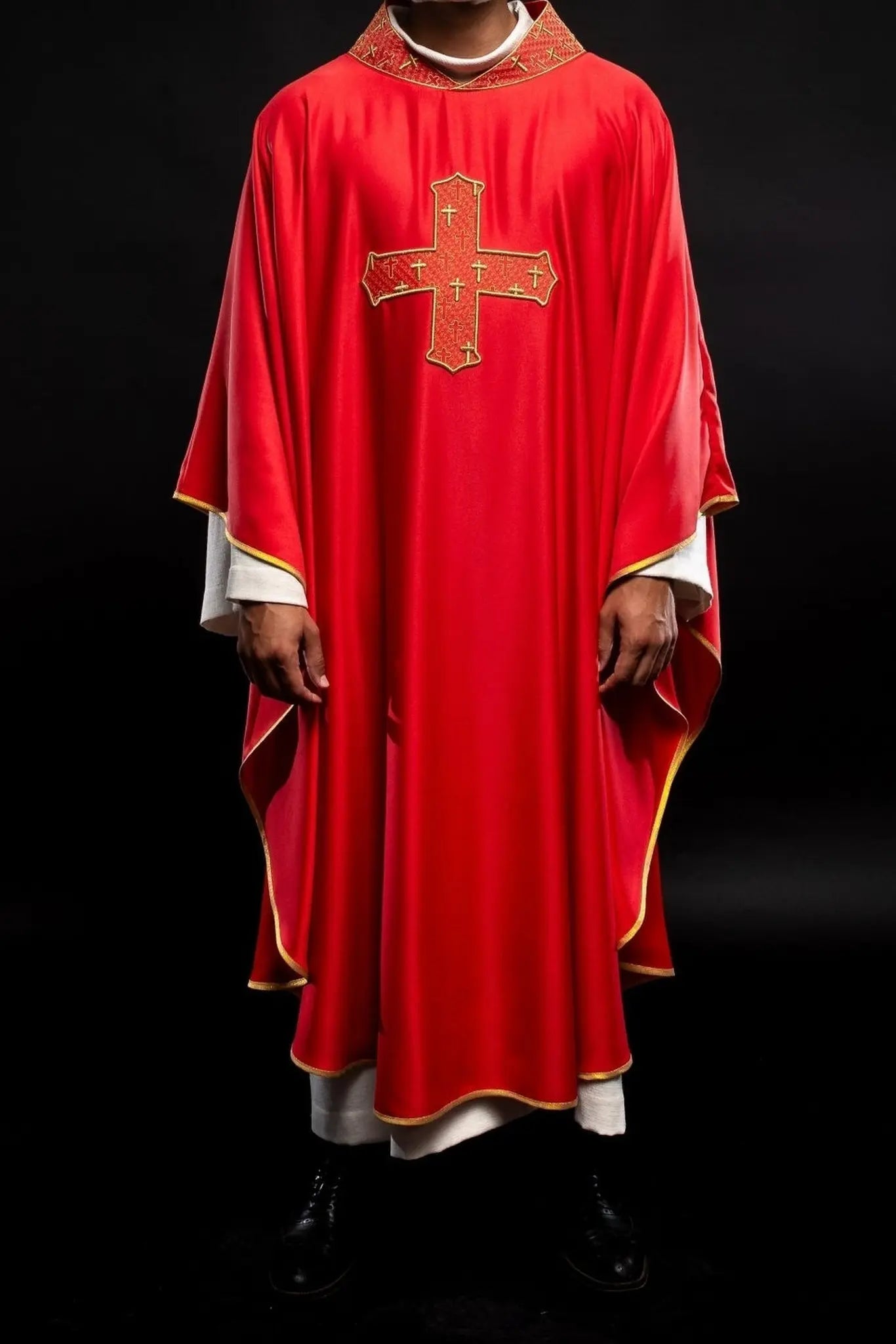 Casulla con cruz y cuello ricamente bordados en rojo