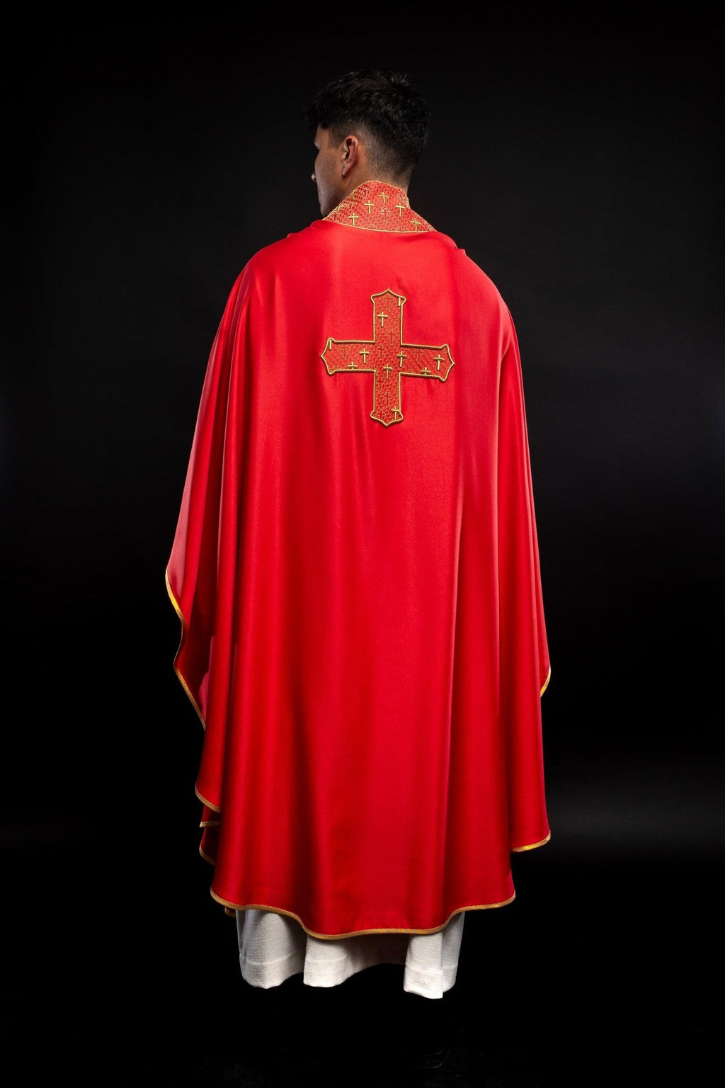 Ornat z bogato haftowanym krzyżem i kołnierzem w kolorze czerwonym