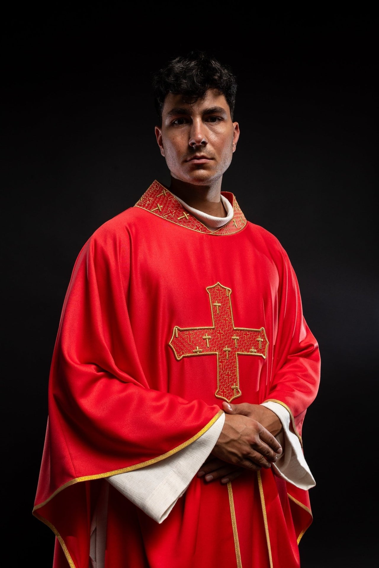 Ornat z bogato haftowanym krzyżem i kołnierzem w kolorze czerwonym