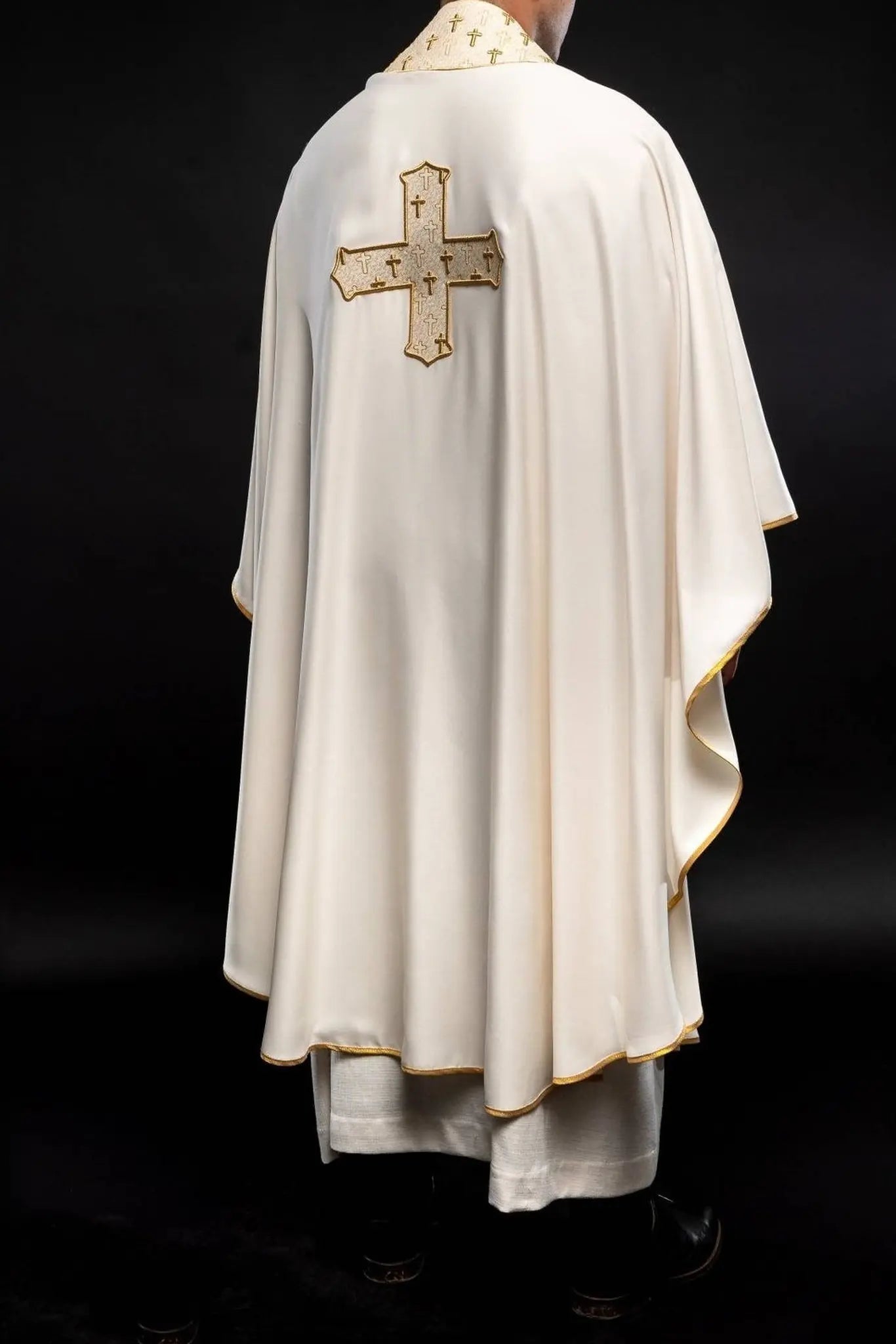Casulla con cruz ricamente bordada y cuello ecru