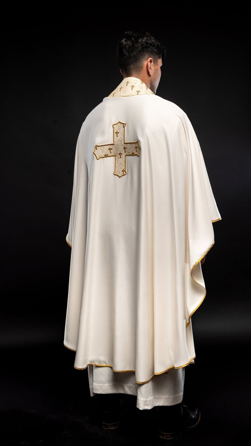 Ornat z bogato haftowanym krzyżem i kołnierzem w kolorze ecru