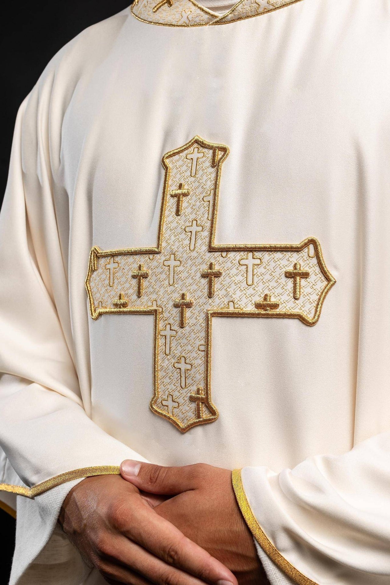 Ornat z bogato haftowanym krzyżem i kołnierzem w kolorze ecru - ORNATY.PL