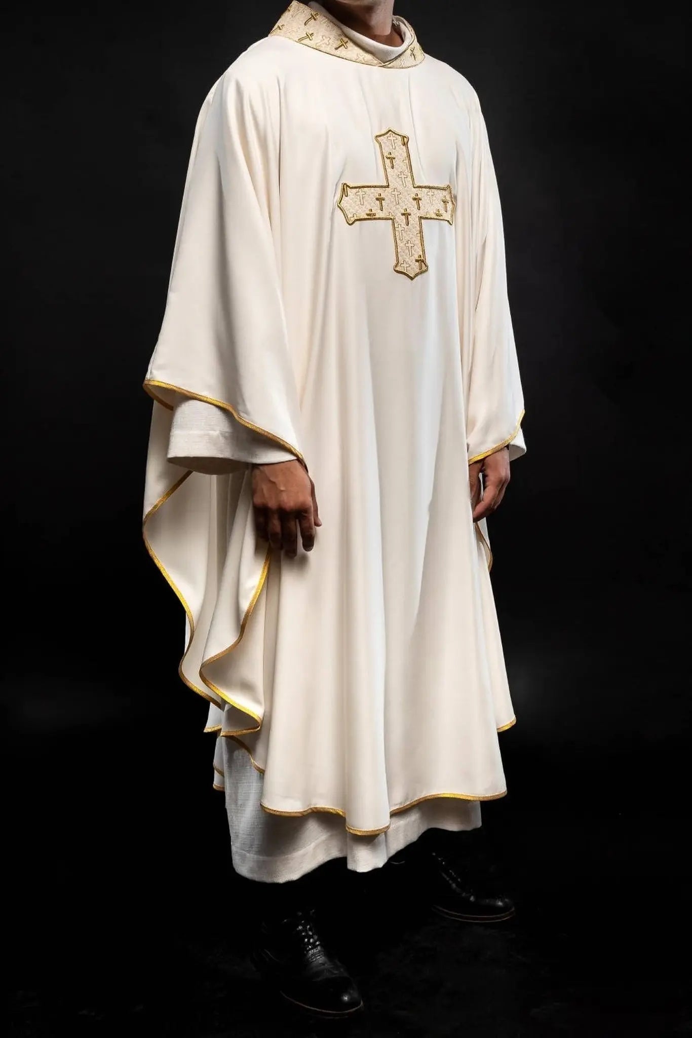 Casulla con cruz ricamente bordada y cuello ecru