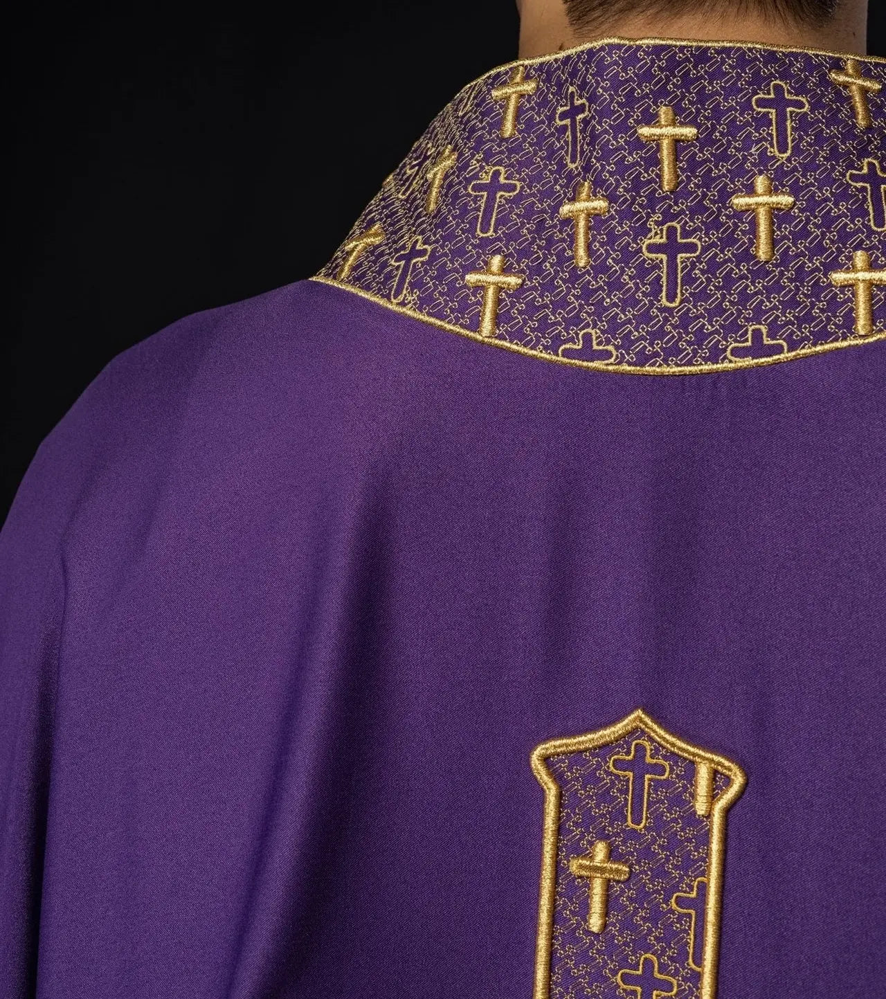 Casulla con cruz y cuello ricamente bordados en púrpura