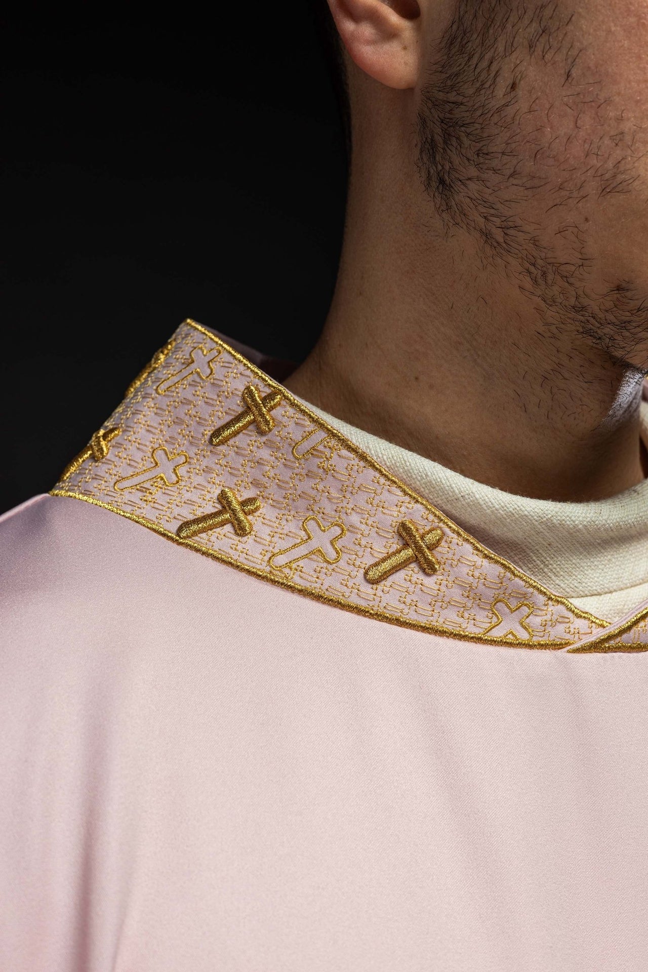 Ornat z bogato haftowanym krzyżem i kołnierzem w kolorze różowym