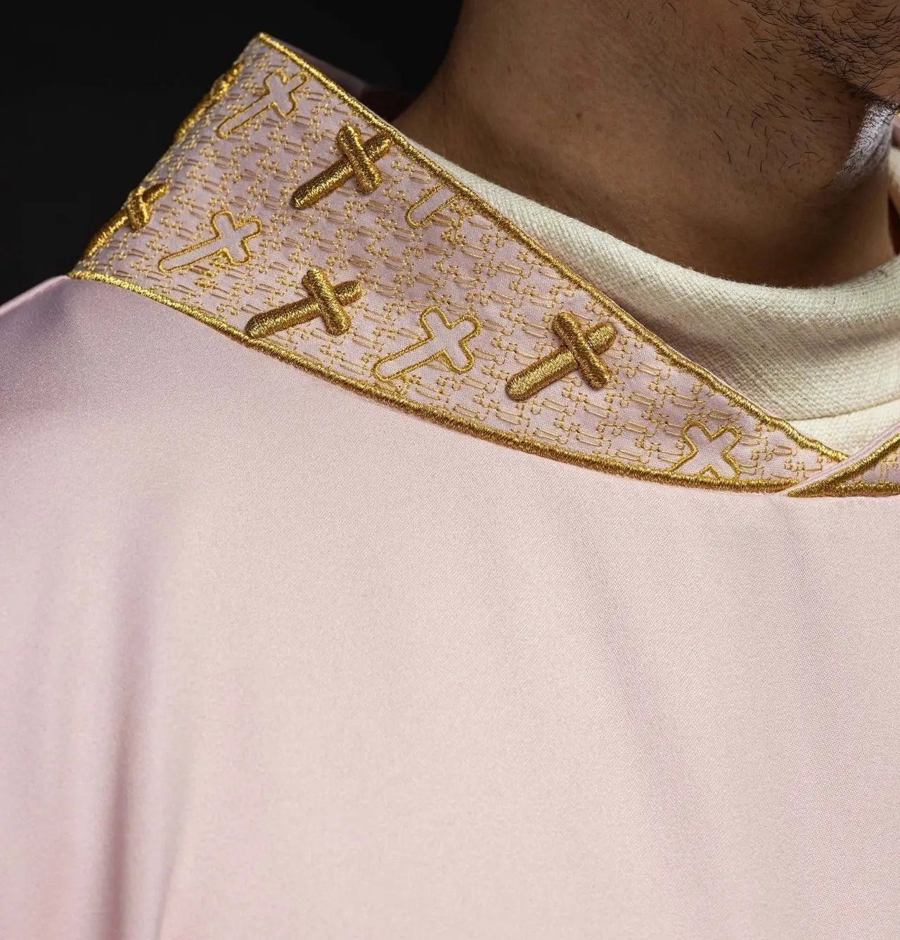Casulla rosa con cruz ricamente bordada y cuello decorativo