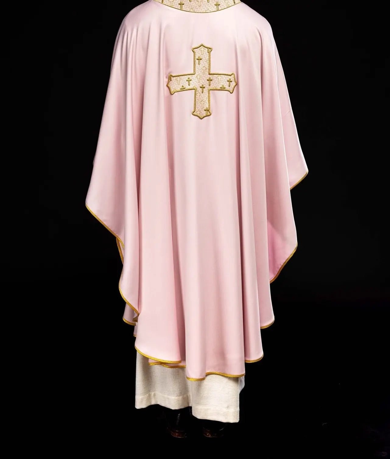 Casulla rosa con cruz ricamente bordada y cuello decorativo
