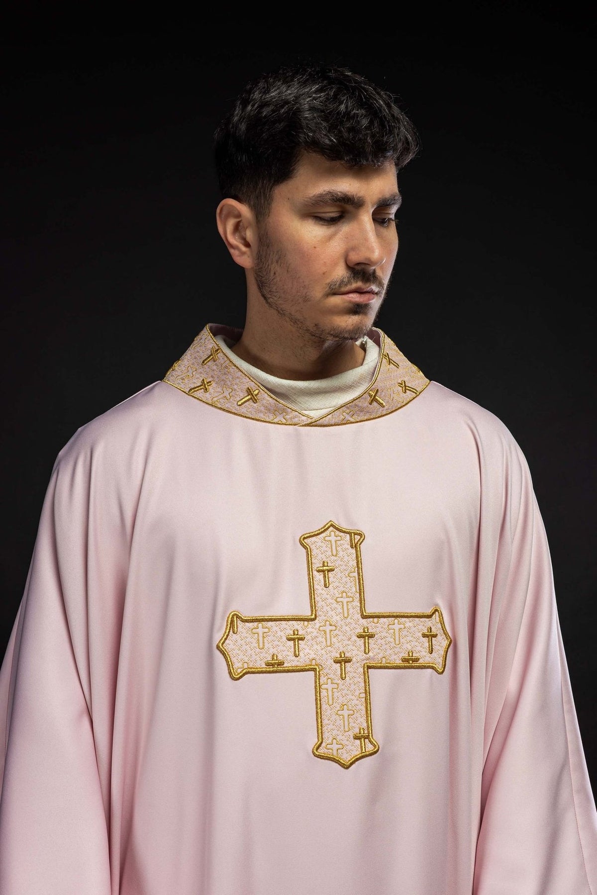 Ornat z bogato haftowanym krzyżem i kołnierzem w kolorze różowym
