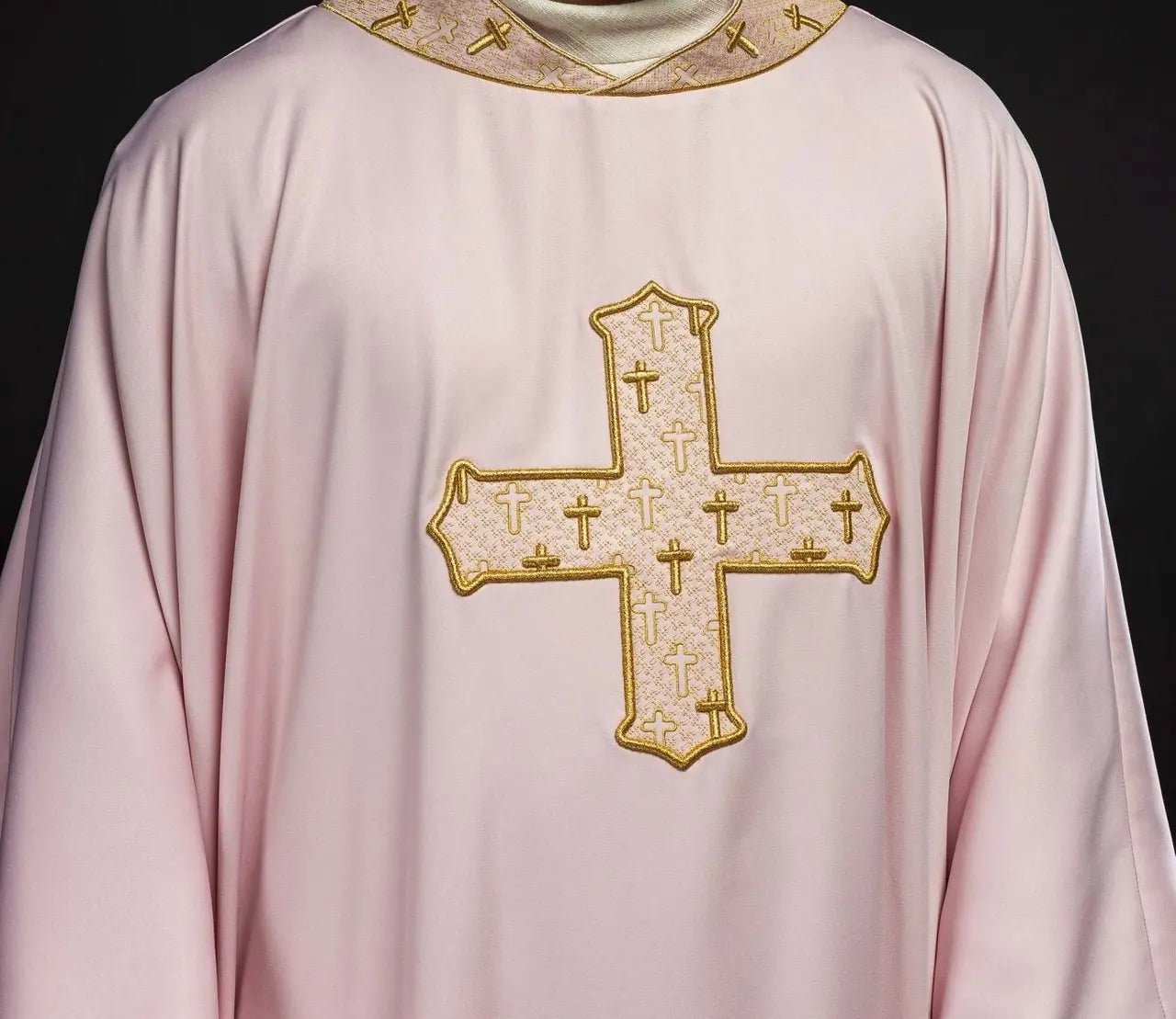 Casulla rosa con cruz ricamente bordada y cuello decorativo