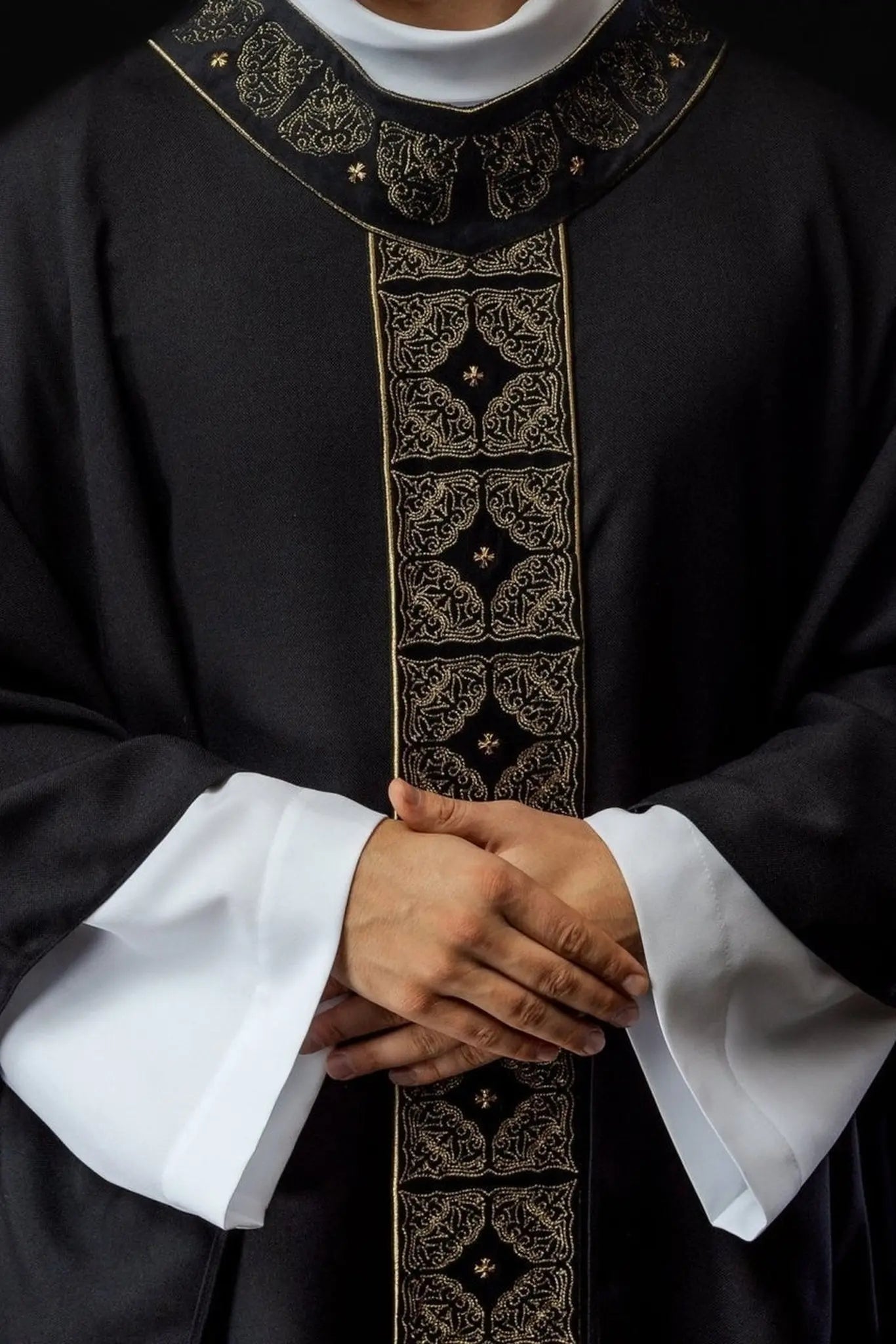 Casulla con cinturón y cuello ricamente bordados en negro