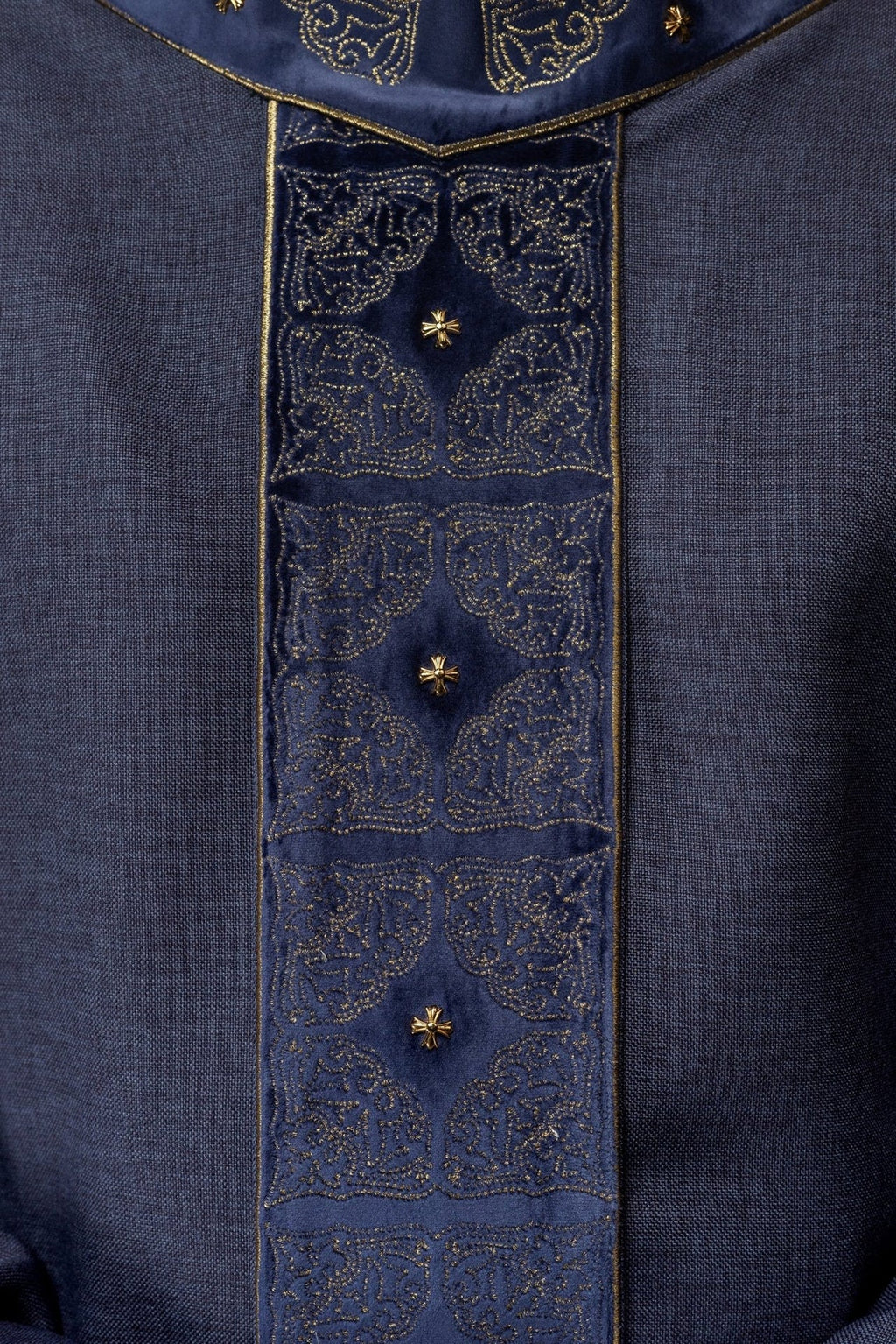 Ornat z bogato haftowanym pasem i kołnierzem w kolorze fioletowym