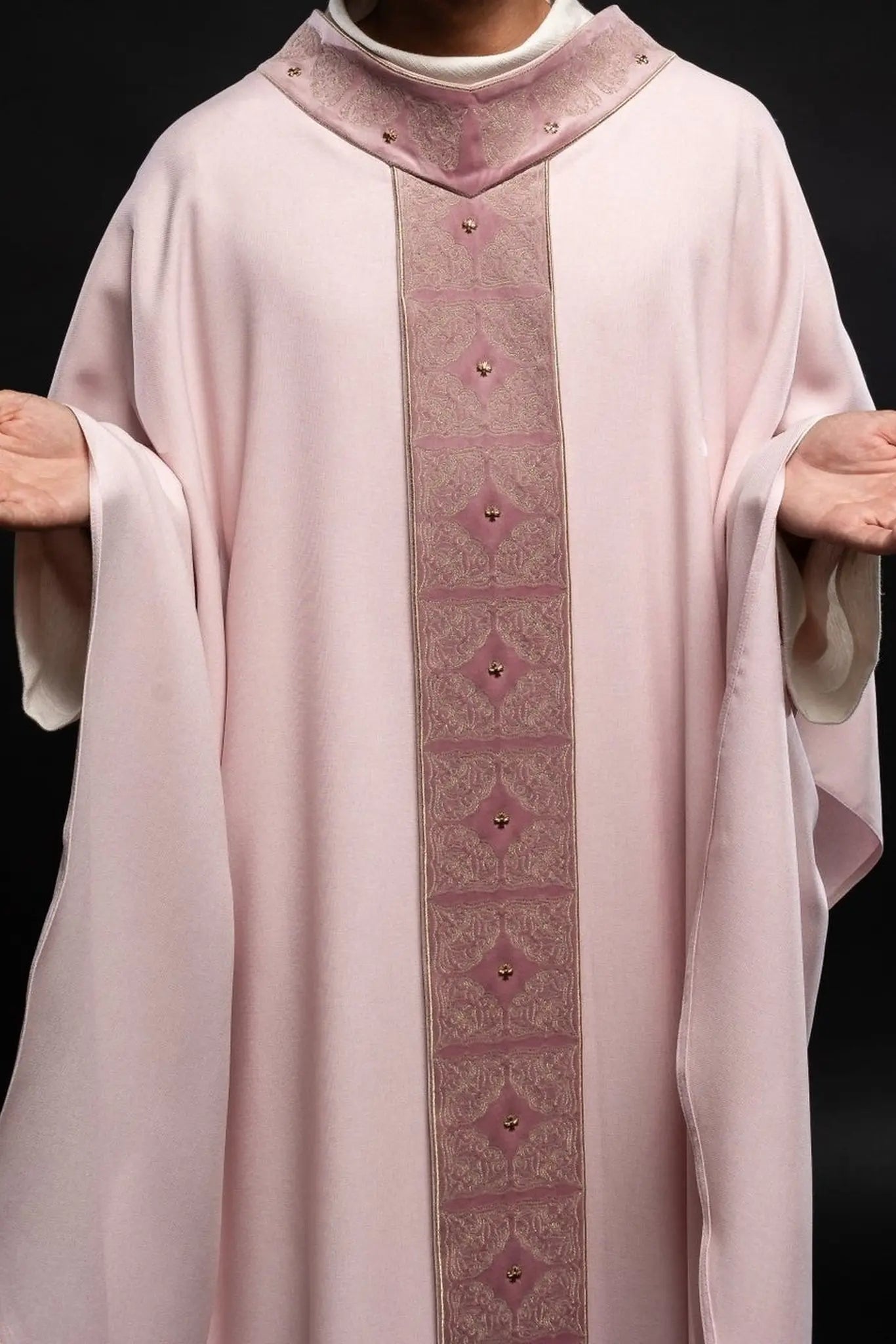 Casulla con cinturón y cuello ricamente bordados en rosa