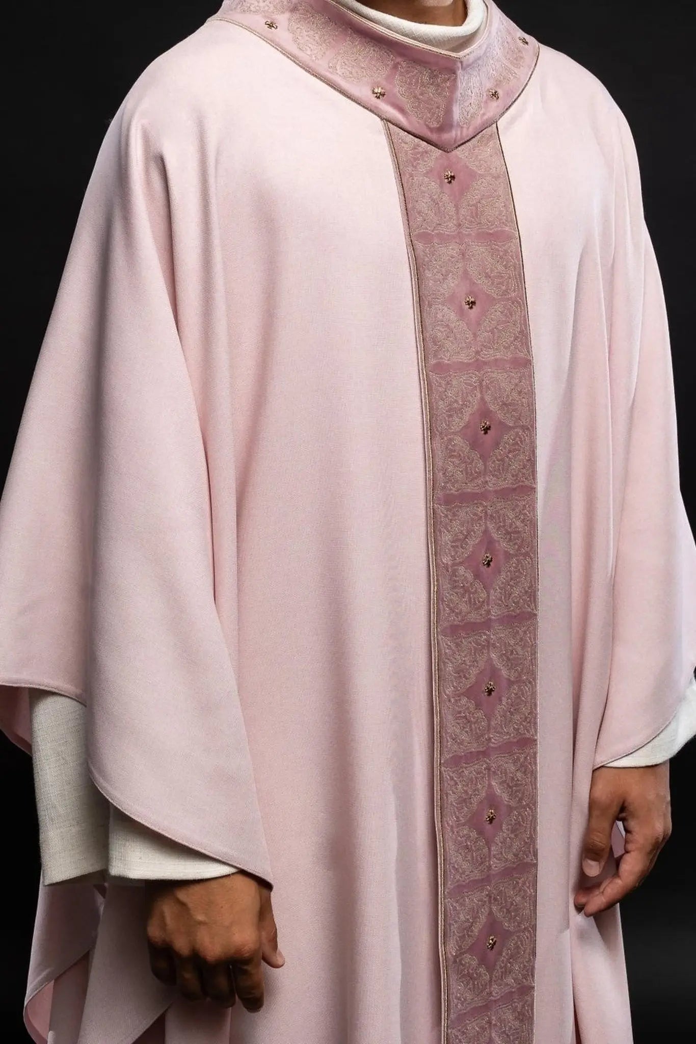 Casulla con cinturón y cuello ricamente bordados en rosa