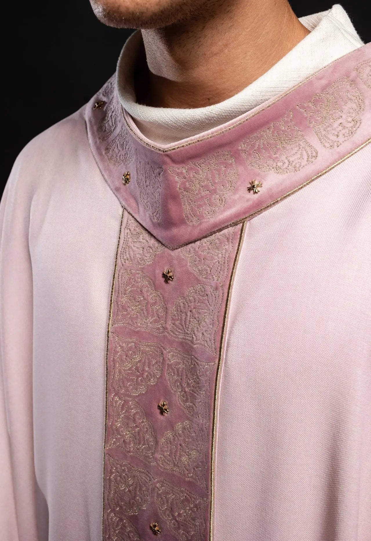 Casulla con cinturón y cuello ricamente bordados en rosa