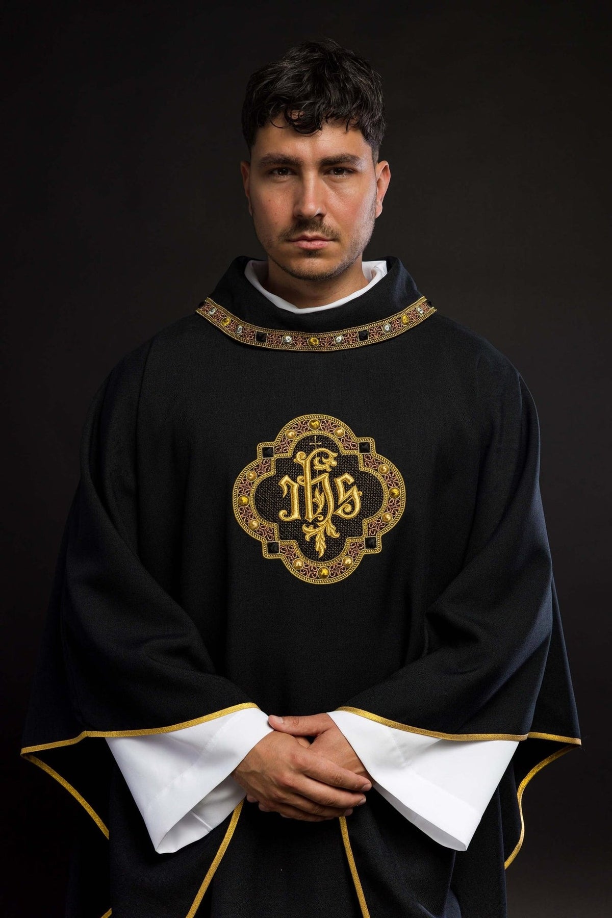 Ornat z bogato haftowanym pasem i lamówką wokół haft IHS I kołnierza w kolorze czarnym