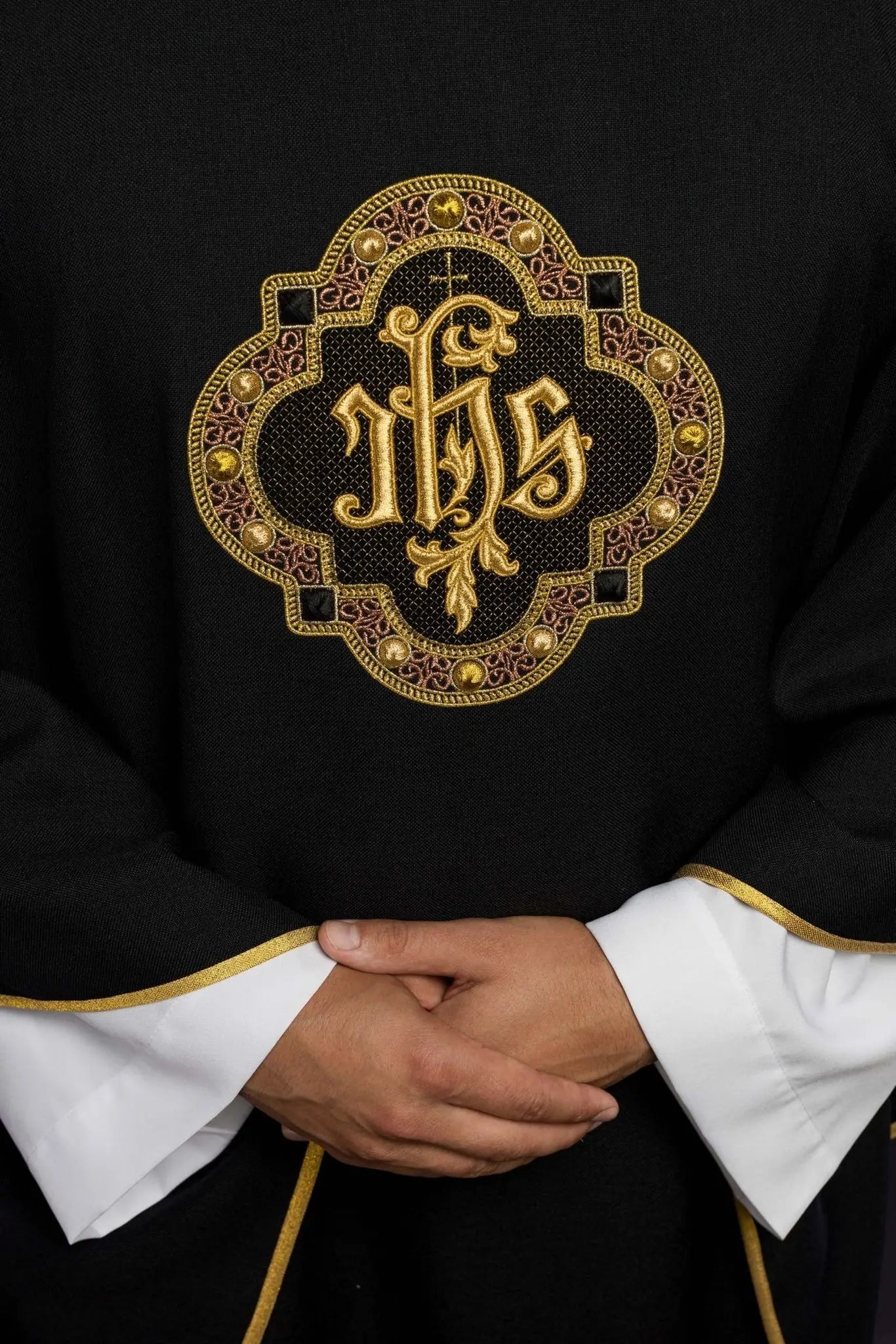 Casulla con banda y ribete ricamente bordados con IHS, con cuello negro