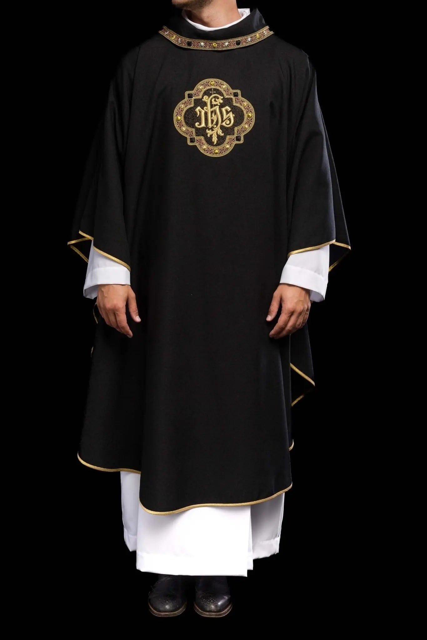 Casulla con banda y ribete ricamente bordados con IHS, con cuello negro