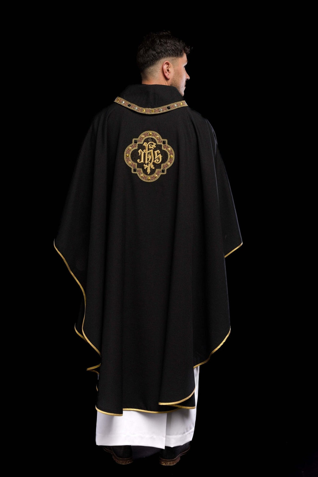 Ornat z bogato haftowanym pasem i lamówką wokół haft IHS I kołnierza w kolorze czarnym
