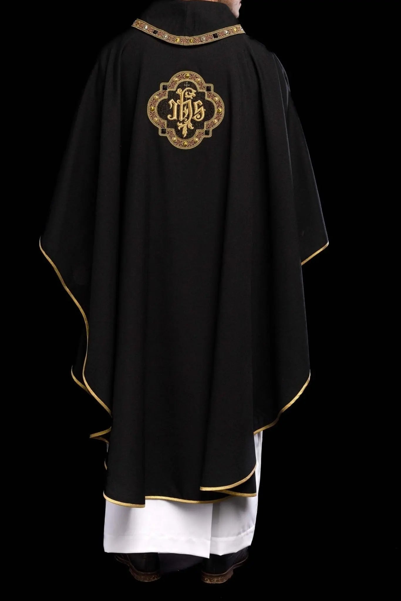 Casulla con banda y ribete ricamente bordados con IHS, con cuello negro