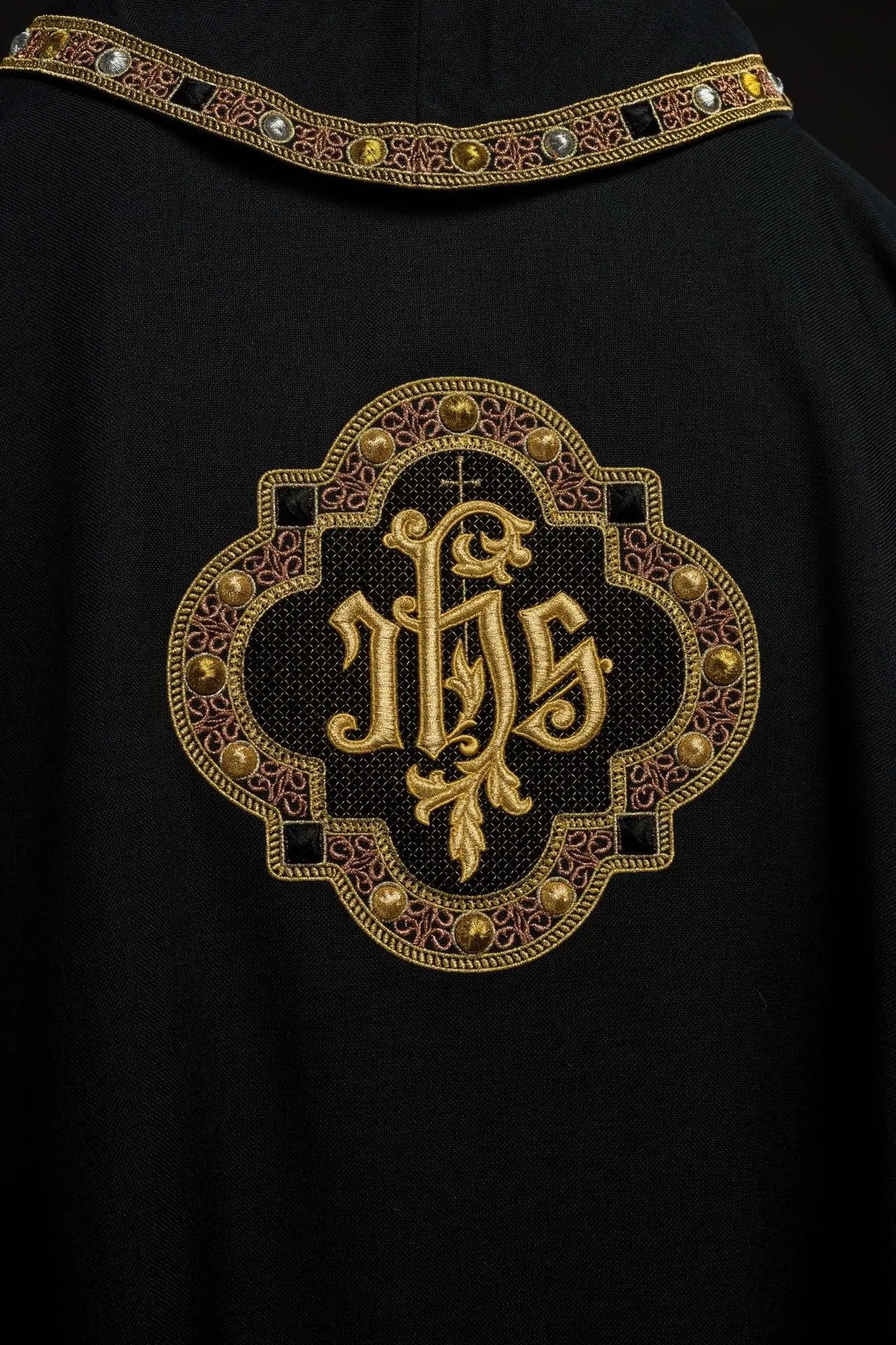 Casulla con banda y ribete ricamente bordados con IHS, con cuello negro